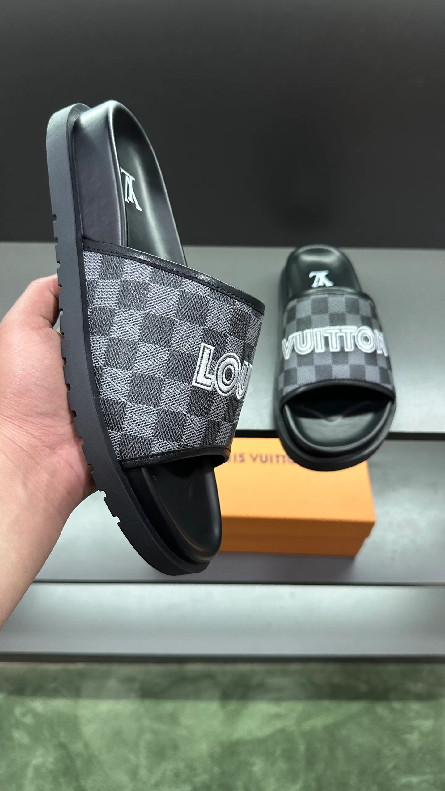 [L Home] P: 300💰Size: 38-45 Top purchasing lv men's summer slippers, classic presbyopia with soft real leather lining, unique color splicing effect, distinctive personality, fashionable and trendy essential style, light and comfortable. Lightweight and tough rubber insole, micro ridged foam outsole, super comfortable!